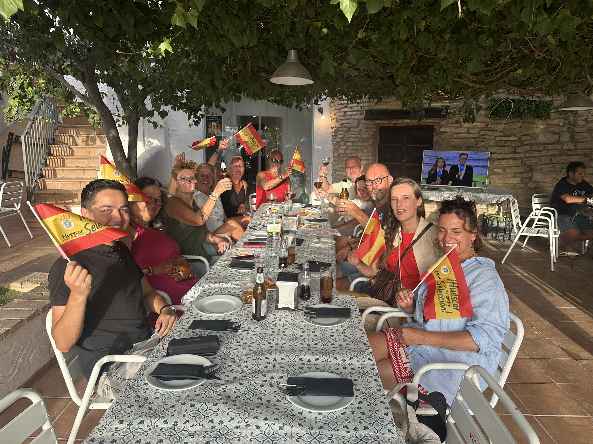 Samen aan tafel met vrienden
