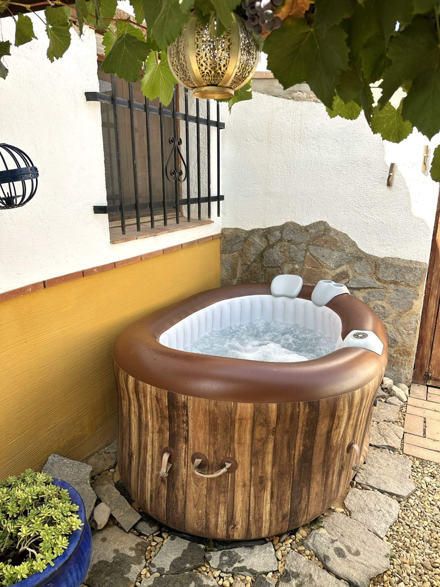 Het terras met jacuzzi bij Casa bo el Barón