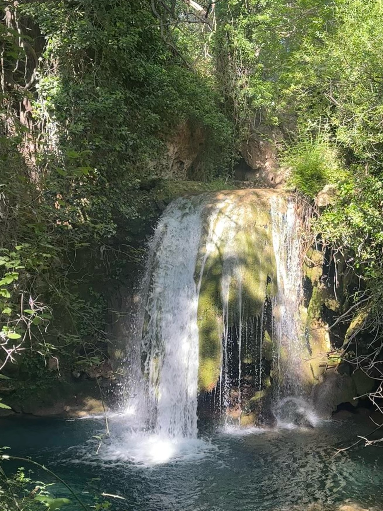 Een watervalletje bij Las Fuentes, omringd door groen